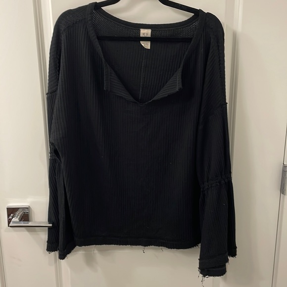 Black flowy waffle top - Picture 1 of 4